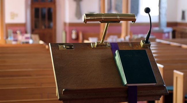 Число пасторов, рассматривающих уход из служения, сократилось