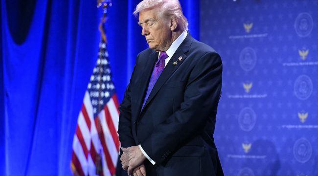 Трамп подчеркивает важность религии и критикует политических противников на Национальной молитвенной завтрак: 'Вы должны верить'