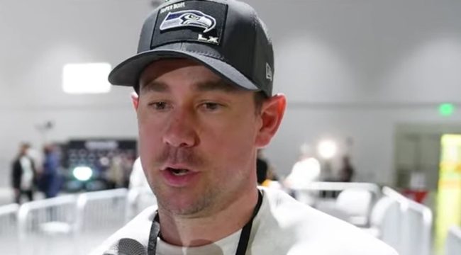 Тренер Seahawks заявил: 'Наша идентичность в Христе' перед Супербоулом и подарил игрокам Библии