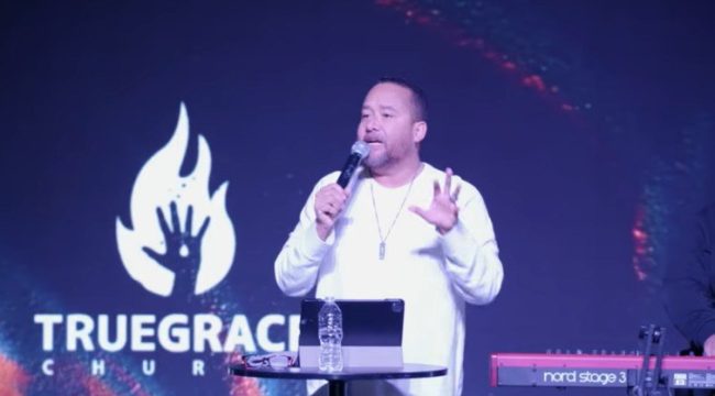 Билингвальная церковь Техаса убирает пастора с сайта после ареста