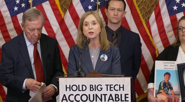 Мать требует ответственности от крупных технологий, указывая на закон, препятствующий справедливости для ее умершего сына