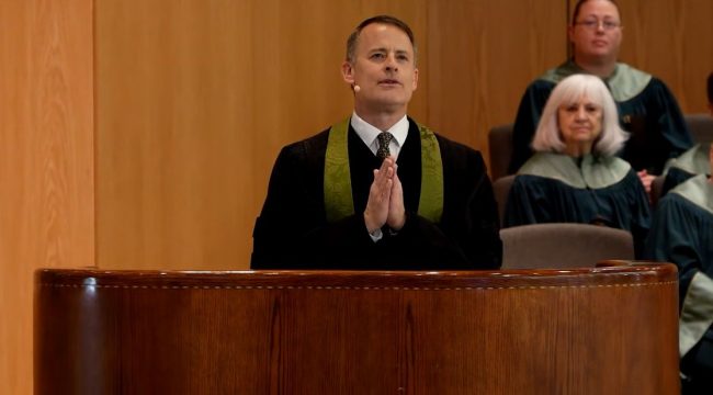 Пастор Нэнси Гатри молится о ее безопасном возвращении и смягчении сердец похитителей