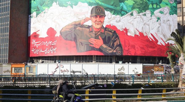 Иранский режим отмечает годовщину революции с сожжением статуи «Баала», украшенной звездой Давида, под крики «Смерть Израилю»