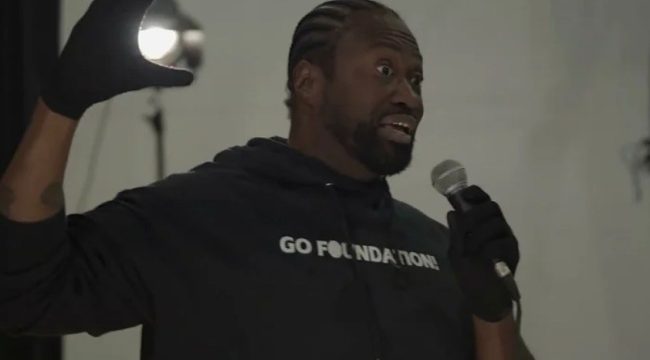 Атеисты обвиняют школу в нарушении прав студентов после того, как рэпер «цитирует Библию» на собрании