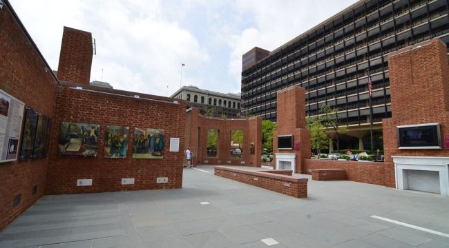 Суд постановил, что администрация Трампа должна восстановить панели о рабстве, удаленные с исторического места