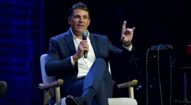 Трамп поддержал соперника пастора из Техаса, который баллотировался против него в 2024 году