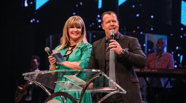 Пастор мегачurch из Южной Африки АТ Босхофф развелся с женой после более чем 30 лет брака