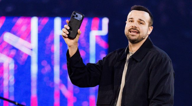 Студентов Университета Либерти предупреждают о том, что Сатана использует телефоны для разъединения с Богом в рамках запуска 'цифрового отдыха'