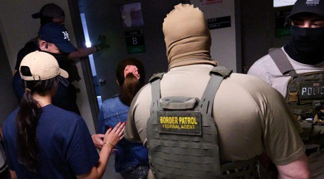 Иранская христианка, приехавшая в США как усыновленная сирота, боится, что депортация станет для неё смертным приговором