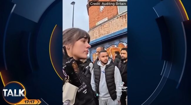 Христиане восхваляют полицейского за защиту прав уличного проповедника среди толпы мусульман