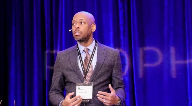 Телевангелист Э. Бернард Джордан подал иск на сумму не менее 80 миллионов долларов против Ларри Рида, пасторов и ютуберов