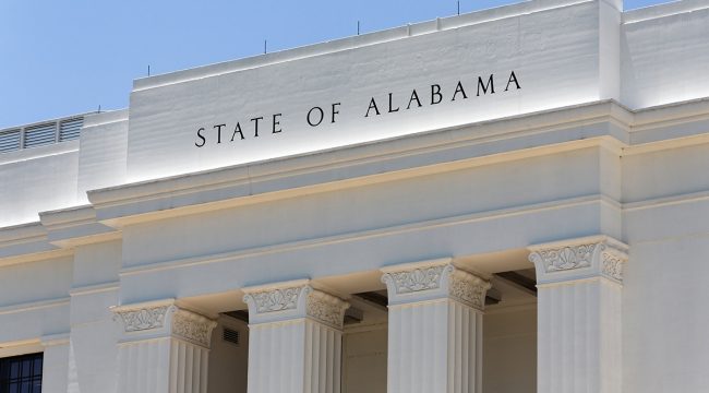 В Алабаме принятый законопроект ставит под угрозу уголовное преследование за нарушение церковных служб