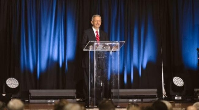 Роберт Джеффресс принимает награду NRB, призывая к верности и предупреждая: «Никто из нас не застрахован» от морального падения