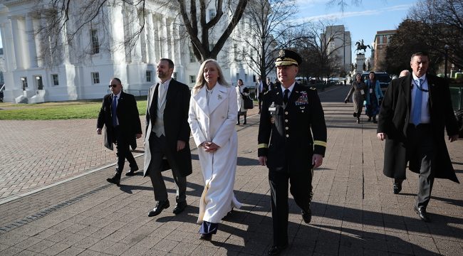 Губернатор Виргинии Эбигейл Спенбергер подверглась критике после убийства женщины нелегальным иммигрантом на автобусной остановке