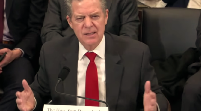 Китай экспортирует репрессию религии по всему миру, утверждает Браунбак