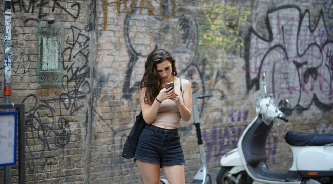 Евангельский альянс Ирландии предупреждает о 'порнографизированных' платформах, нацеливающихся на девушек