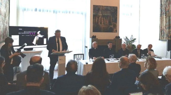 «Он никогда не уставал» : ученые отдают дань памяти борьбе Бенедикта XVI за Европу