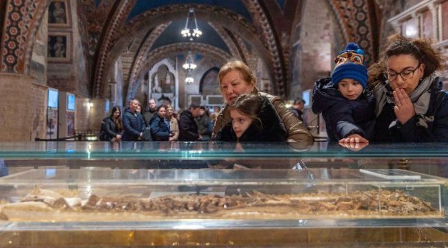 Тысячи людей собрались в Ассизи, чтобы помолиться перед мощами святого Франциска