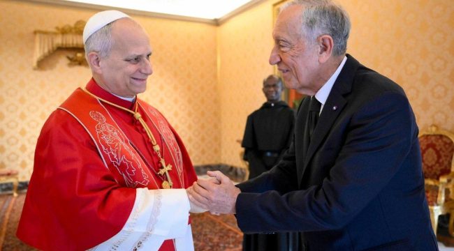 Президент Португалии обсудил важные вопросы с Папой в Ватикане