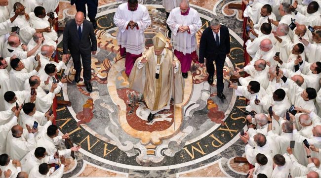 Папа Римский призывает священников следовать примеру Христа и углублять духовные отношения