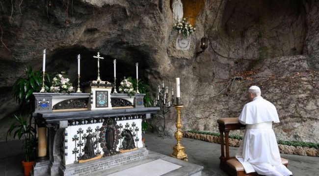 Папа Римский: Богородица как символ любви и страдания в день молитвы за больных