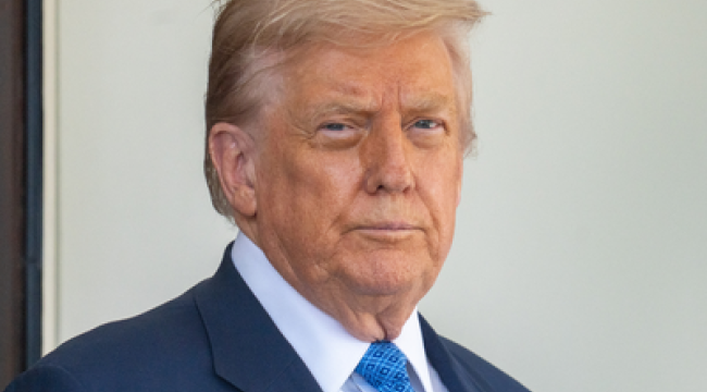 США: Трамп анонсировал молитвенное собрание в Вашингтоне 17 мая