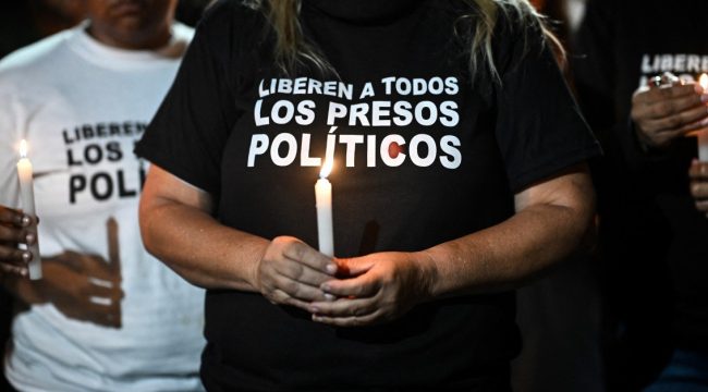 Семьи венесуэльских политических заключенных молятся о их освобождении