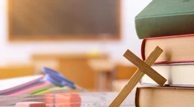 Во Франции бывшие ученики католических школ обвиняют в насилии и сексуальных преступлениях