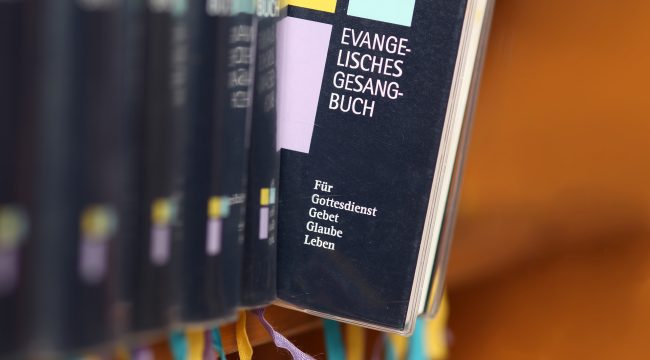 Теологини требуют обновления в новом евангельском песеннике