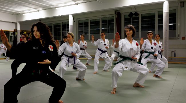 Курсы самозащиты и феминизма: как женщины становятся сильнее