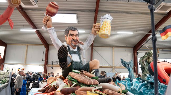 Сатирические карнавалы: Трамп и Сёдер в центре внимания