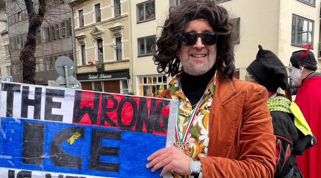 Председатель Лацель на карнавальном вагоне толерантности