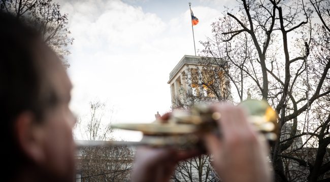 Протест с трубами и танком перед посольством России в Берлине