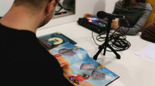 Сказки на ночь за решеткой: как отцы читают своим детям в тюрьме