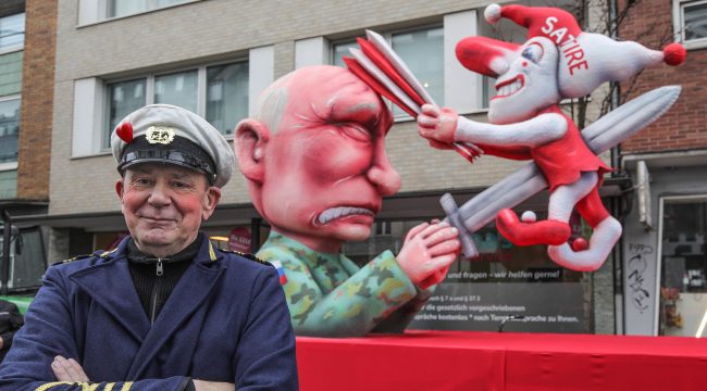 Карнавальные шествия с политическими карикатурами: Путин, Мерц и муллы на празднике в Германии