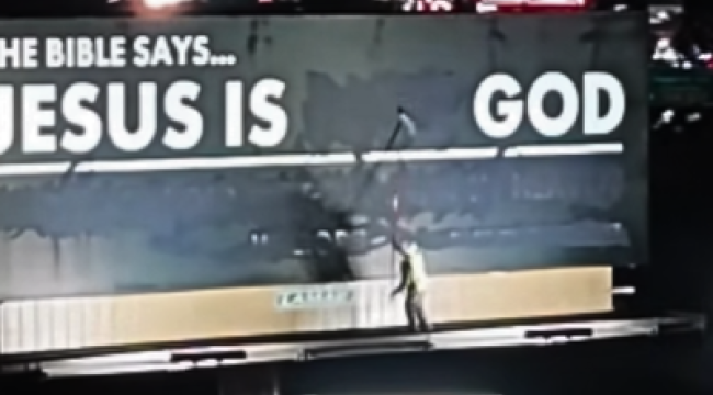 «Иисус не Бог»: вирусная реакция мужчины на спорную рекламную кампанию