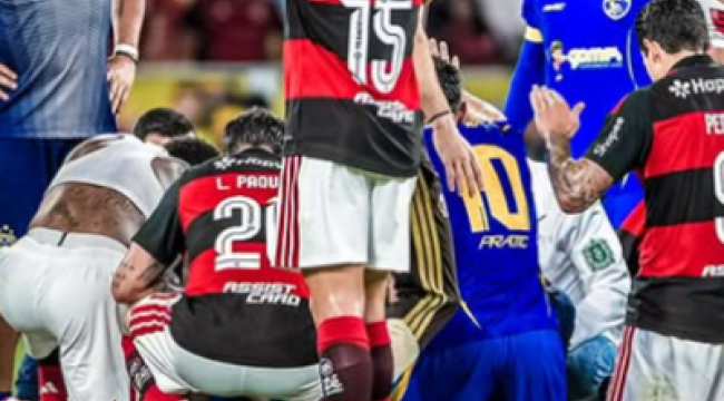 Общая молитва на бразильском поле после конвульсий Александра Соузы