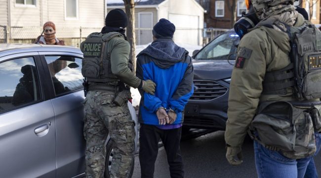 Беженцы исчезли: церкви обратились к молитвам и юристам