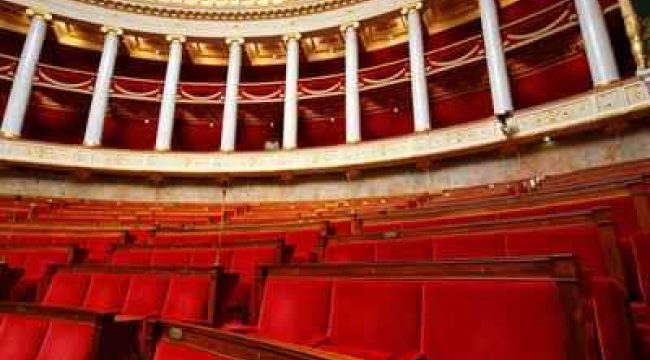 Французский парламент вновь принял законопроект о праве на помощь в умирании