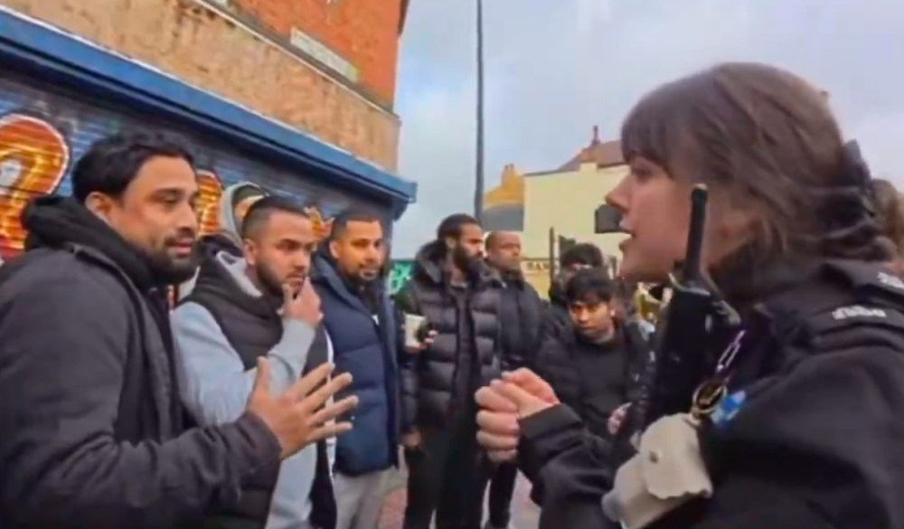 Метрополитен восхваляет офицера, защитившего свободу слова христианского уличного проповедника от критики мусульман