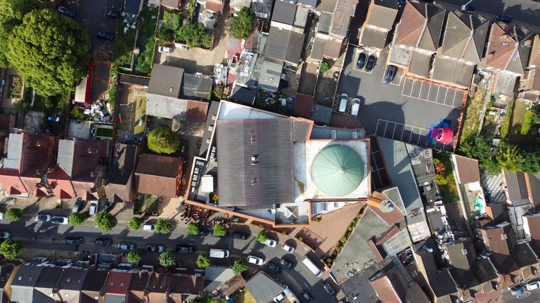 На фоне призывов вернуть христианство в Британии: вопросы к Церкви