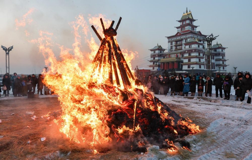 Российские буддисты отмечают Год красной огненной лошади с молебнами и традиционными праздниками