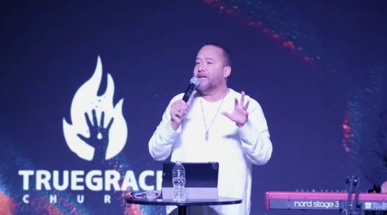 Билингвальная церковь Техаса убирает пастора с сайта после ареста