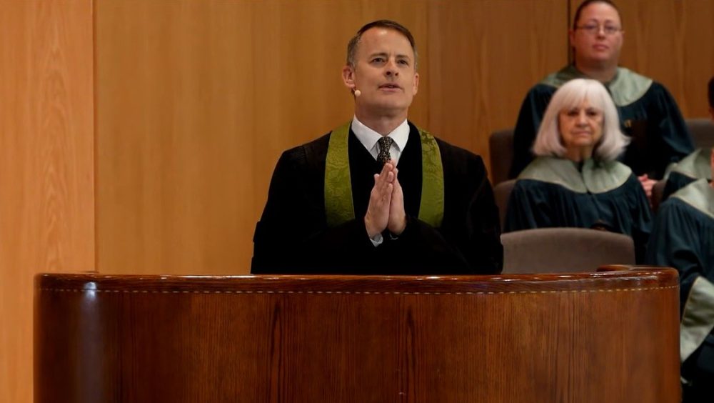 Пастор Нэнси Гатри молится о ее безопасном возвращении и смягчении сердец похитителей