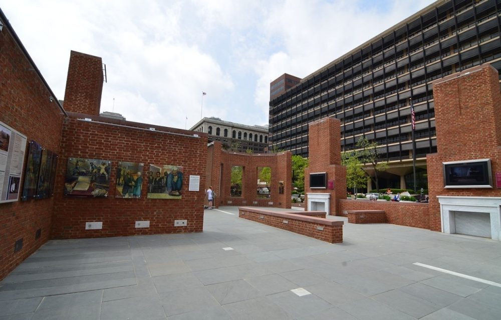 Суд постановил, что администрация Трампа должна восстановить панели о рабстве, удаленные с исторического места