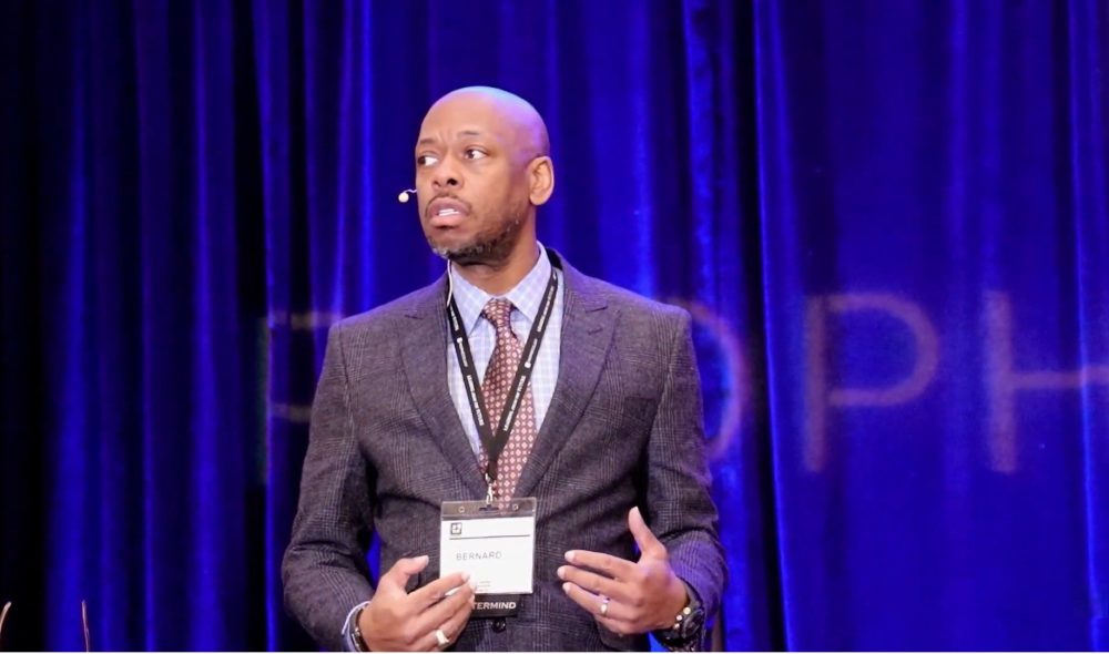 Телевангелист Э. Бернард Джордан подал иск на сумму не менее 80 миллионов долларов против Ларри Рида, пасторов и ютуберов