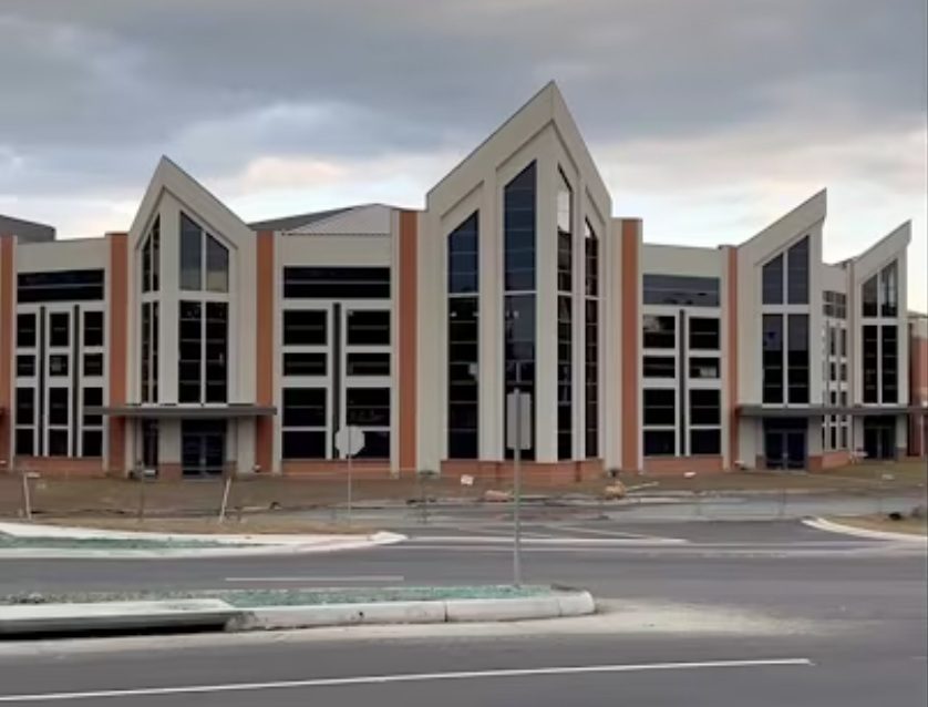 Подросток обвинен в причинении ущерба на $300,000 в мегацеркви Вирджинии