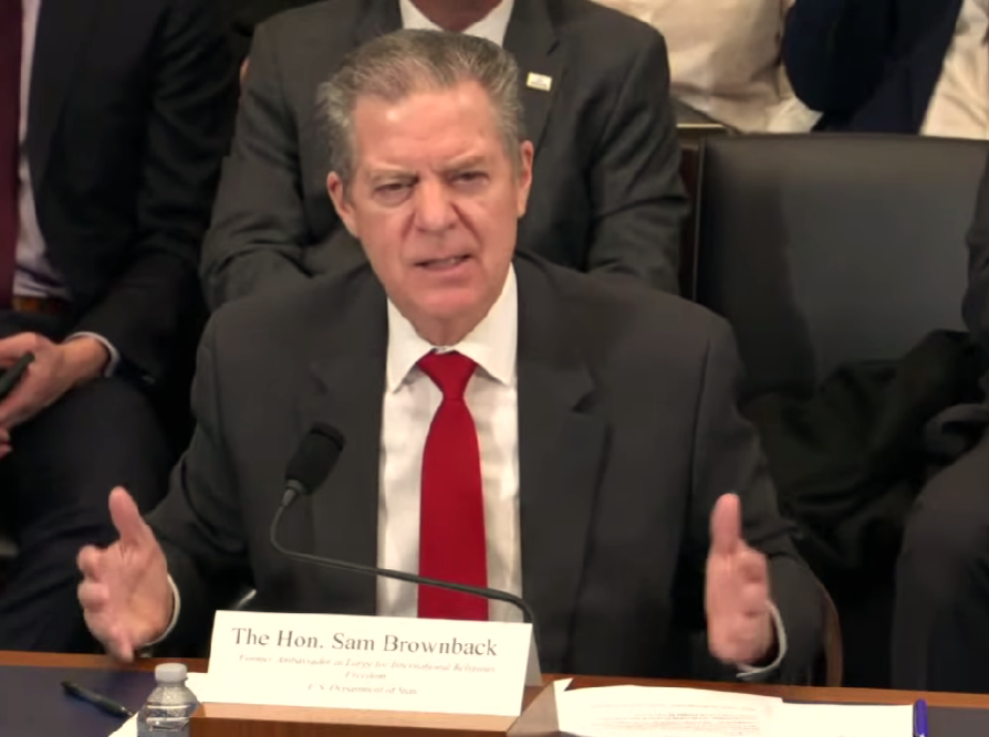 Китай экспортирует репрессию религии по всему миру, утверждает Браунбак