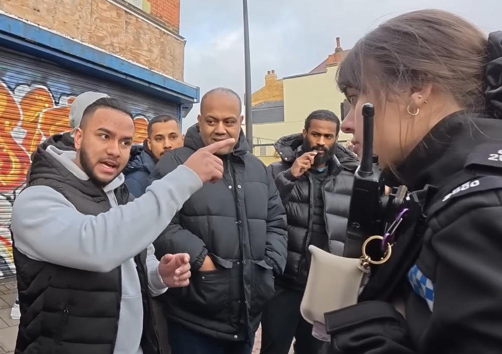 Полицейская офицерша получила похвалу за защиту прав проповедника в мусульманском районе Лондона