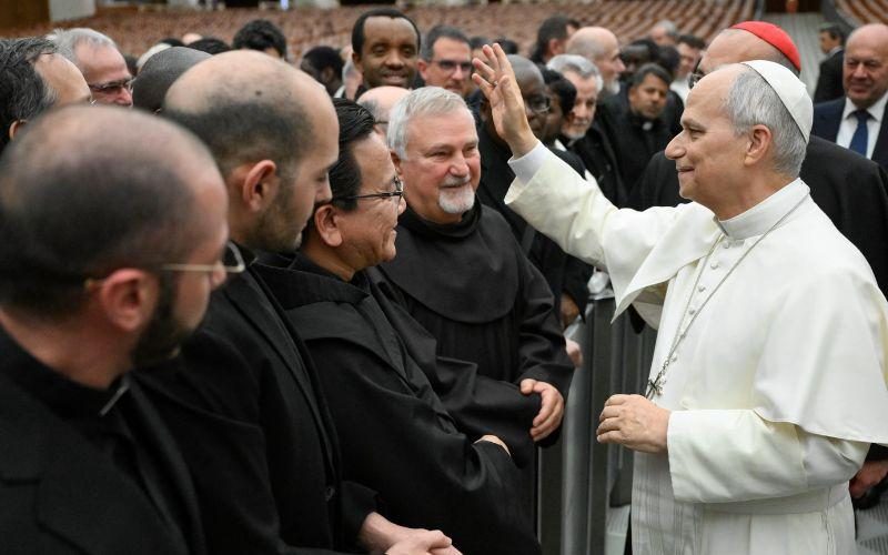 Папа Лев XIV призывает молодых священников делиться своими переживаниями